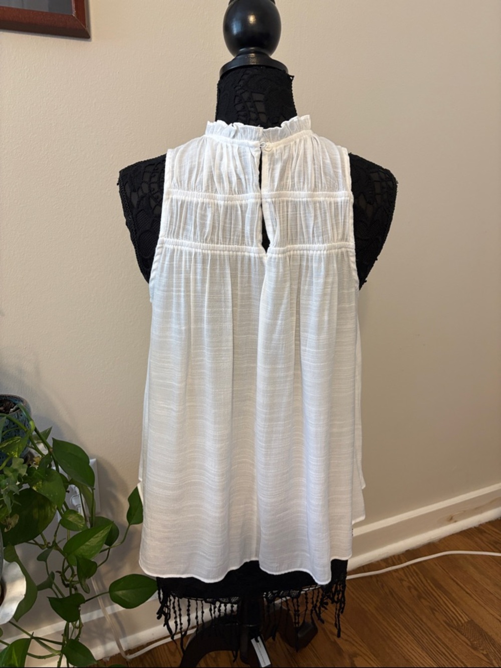 White Ruffled High-Neck Sleeveless Casual Top - Picture 3 of 4